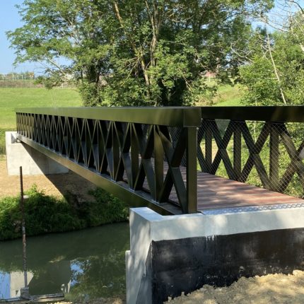 La passerelle posée sur ses culées